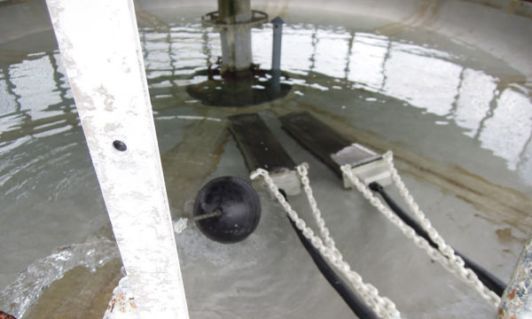 電子式水垢機,電極透過特殊的處理，把溶於水中的水垢吸附於網上，將系統中的水垢去除。